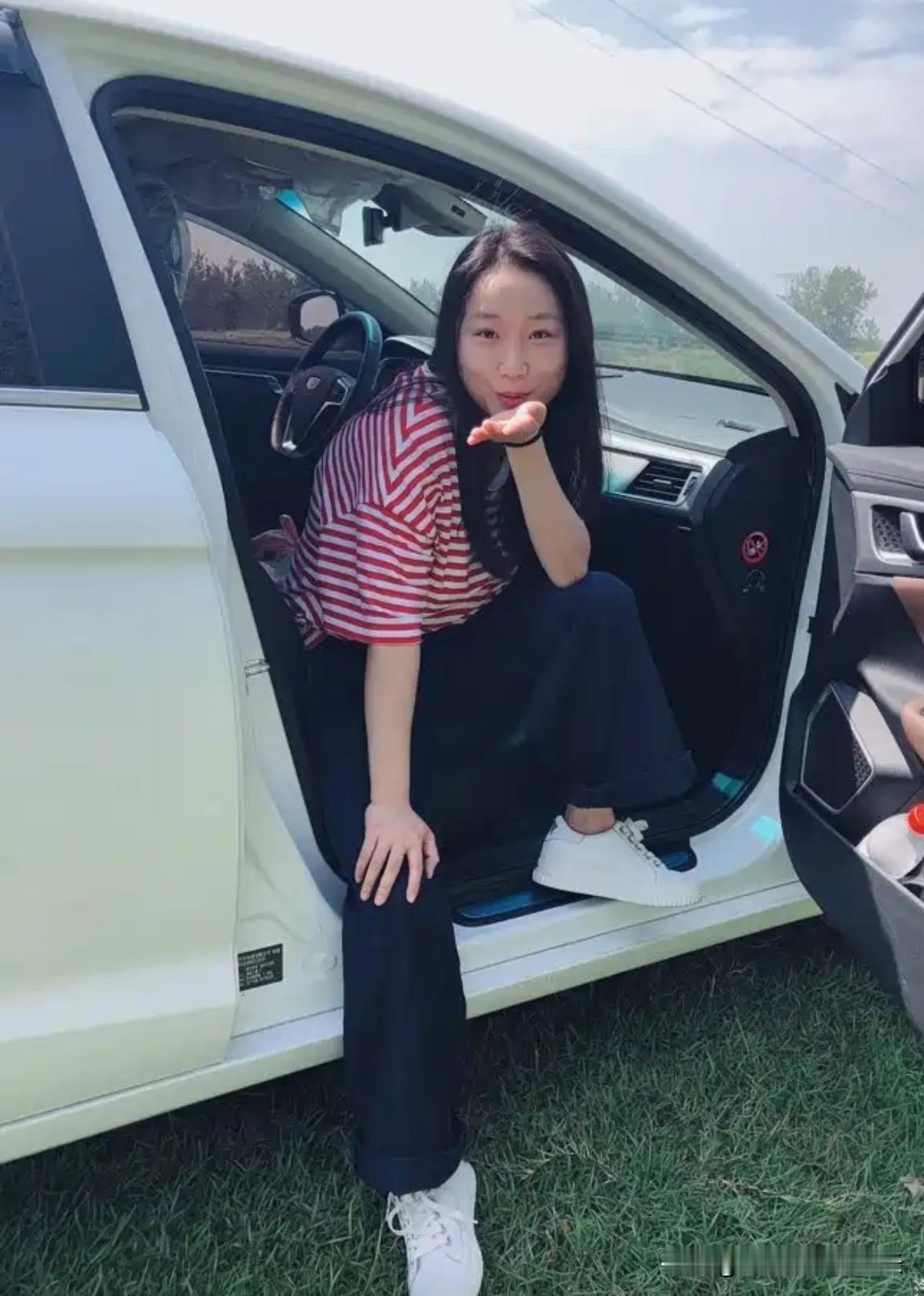轻纱拂面，车影斜阳。女生开车的样子 车内的女子