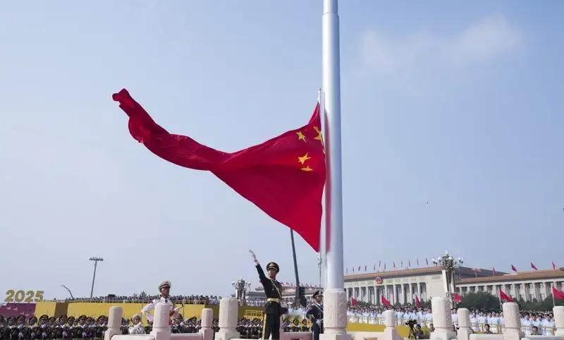 这个时代，真的让人心里热乎乎的。

早上挤地铁的人群里，有人赶着上班，有人背着书