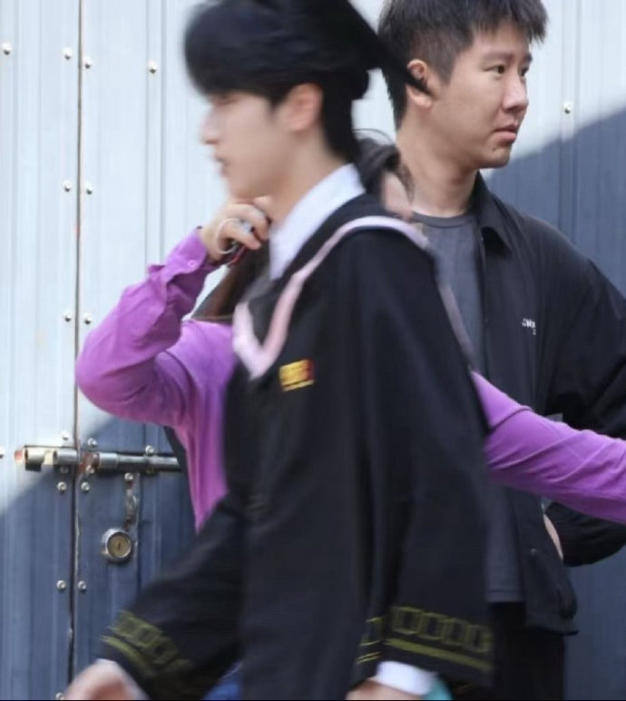 严浩翔身姿挺拔真的好帅啊毕业快乐严浩翔 毕业快乐严浩翔，严浩翔身姿挺拔真的好帅啊