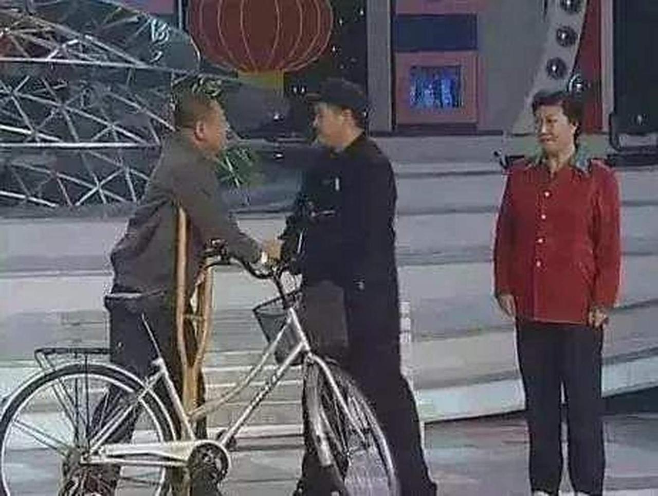 春晚赵本山和范伟的小品，那绝对是经典中的经典，说无人能超越一点都不为过。
就像《