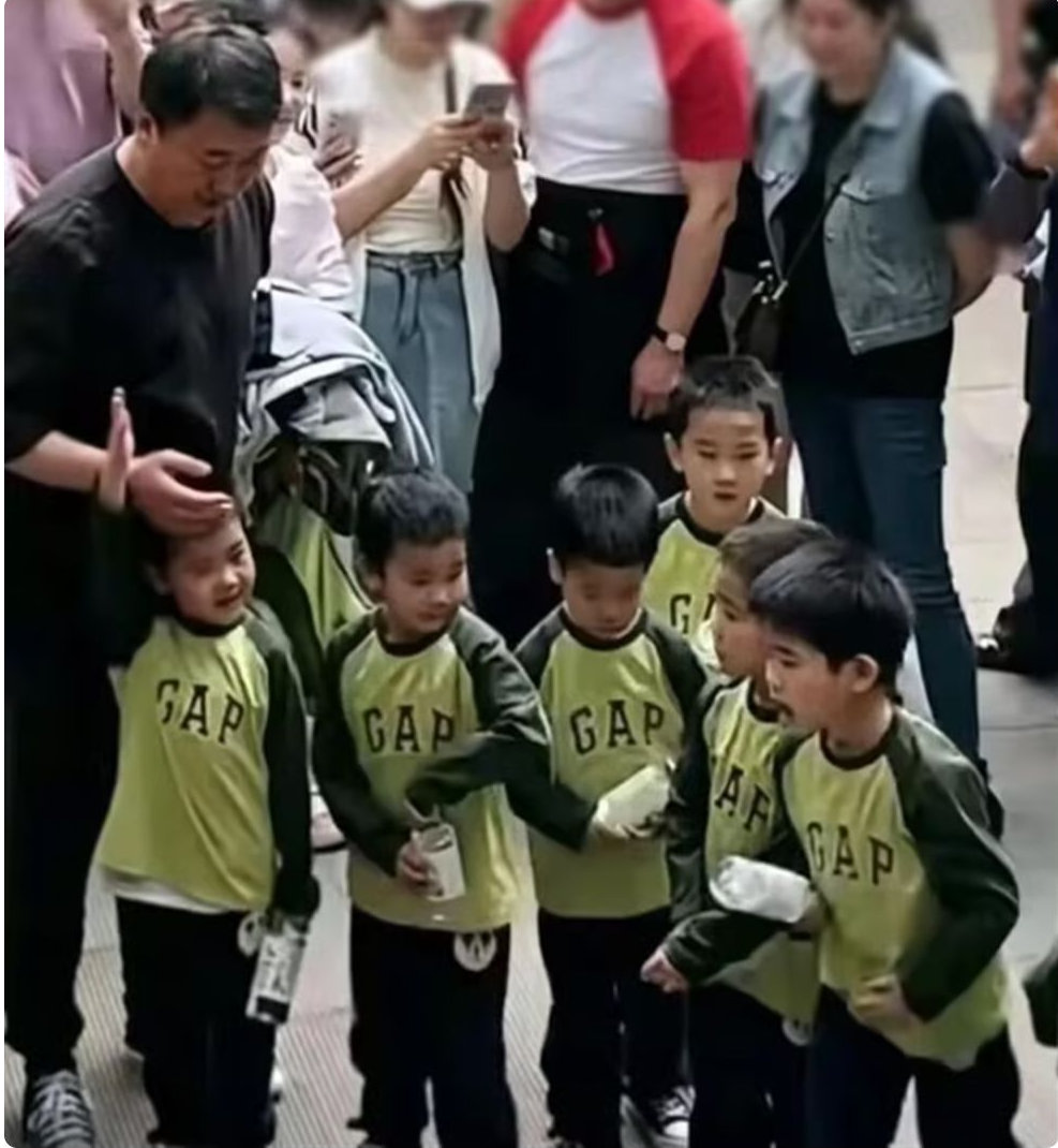 48岁喜提七胞胎儿子，全职奶爸一人带7个娃，真实身份不只是矿业老板那么简单 