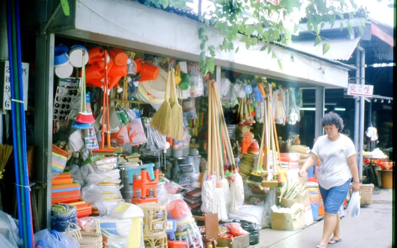 杂货铺，香港，1989～90年间摄。 ​​​