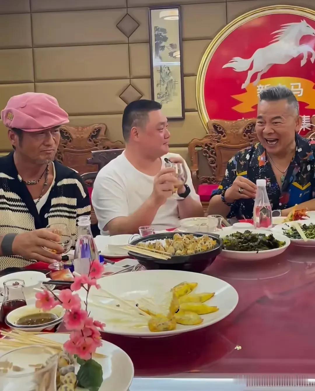 近日，吴毅将和孙兴两位老戏骨在广州相聚吃大餐，孙兴真的老了，情史丰富的孙兴曾给人