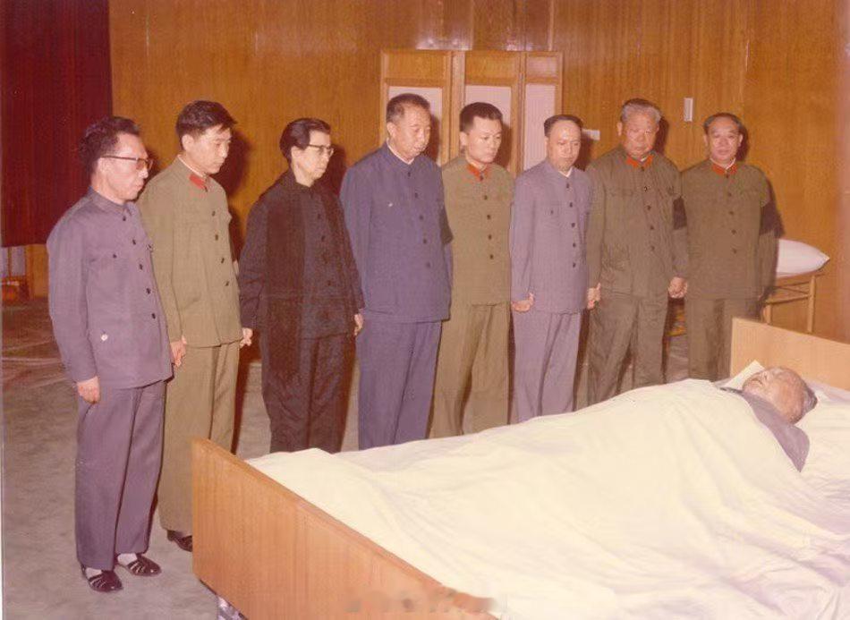 1976年9月9日，中华人民共和国主席毛泽东于北京逝世，享年82岁。照片拍摄于9