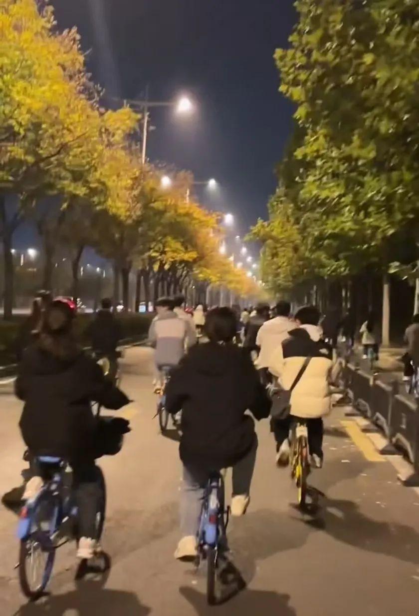 11月2日，河南郑州一群大学生结伴而行，组团夜骑单车四小时，目的地直指历史名城开
