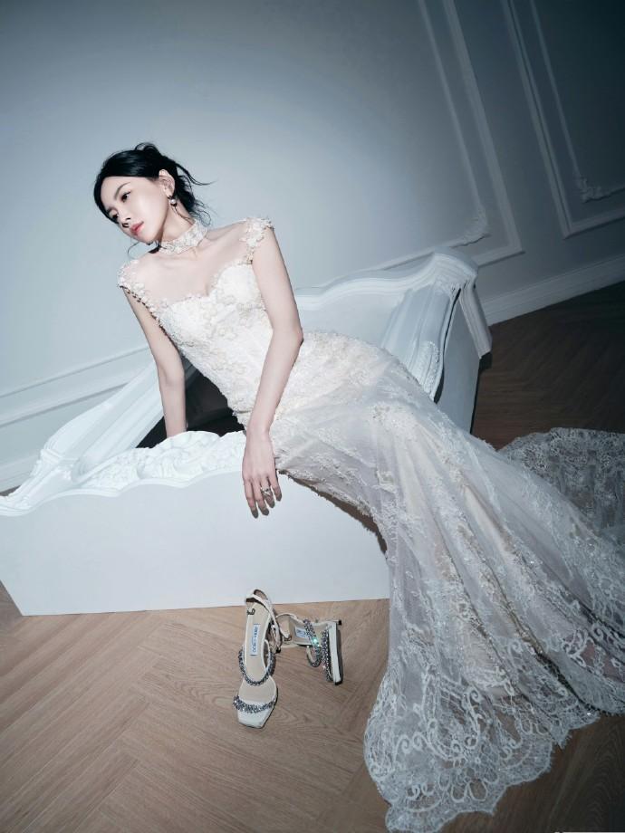 于文文，蕾丝白裙，满满的优雅气息。