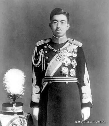 裕仁其实非常鸡贼，明明大权在握，却爱惜羽毛，不愿担责，最终逃过了惩罚。

自平安