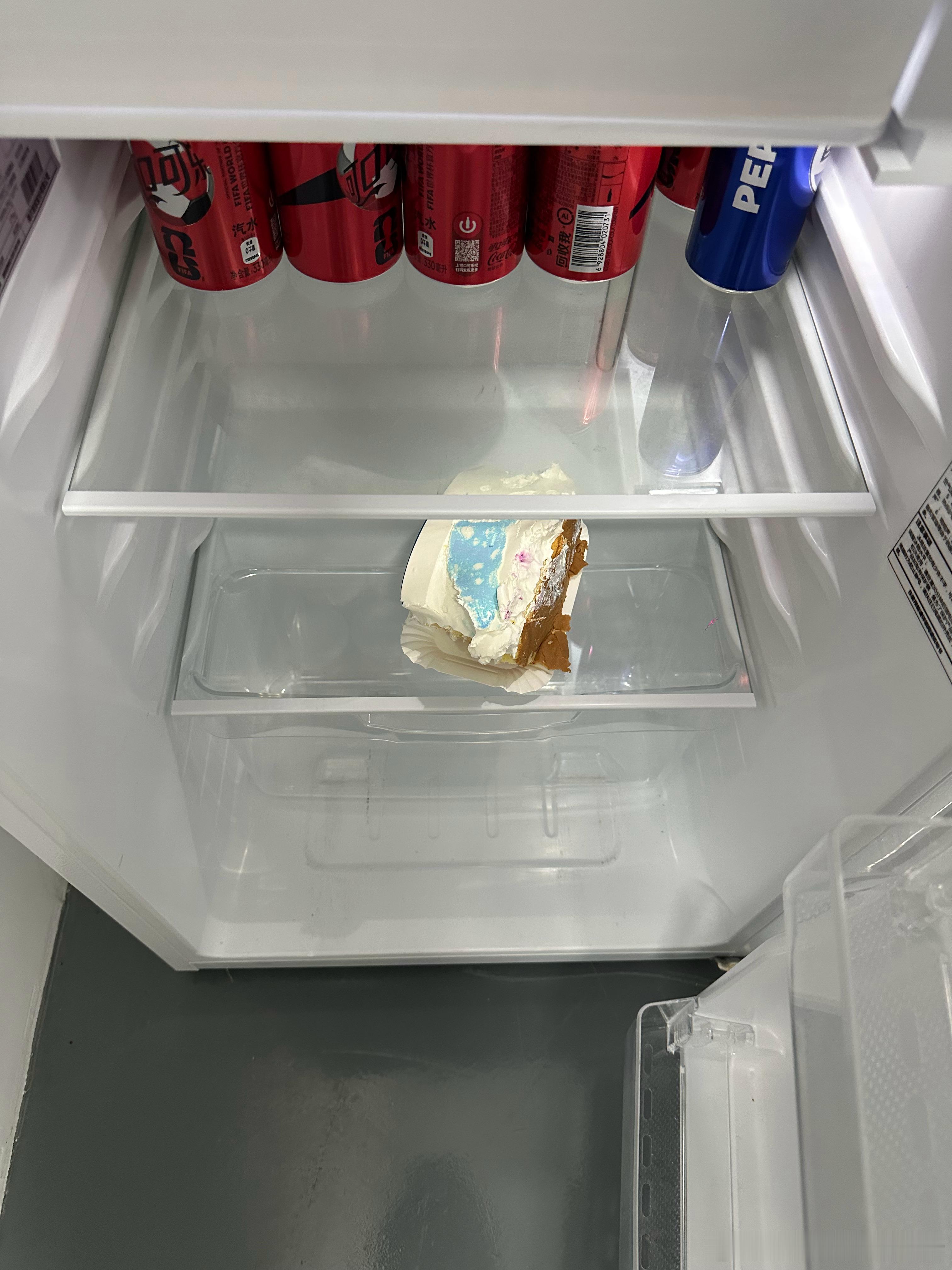 我问谁买的蛋糕，他们说厂家送的，给我留了一块，挺好…还想到给我留…但是我没开冰箱