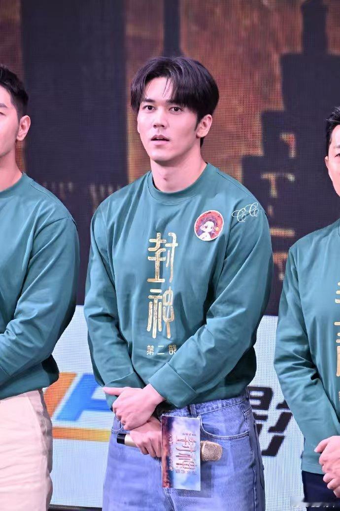 陈牧驰封神见面会一路走一路演  陈牧驰的封神之旅，每一站都是演技的盛宴！武汉场的