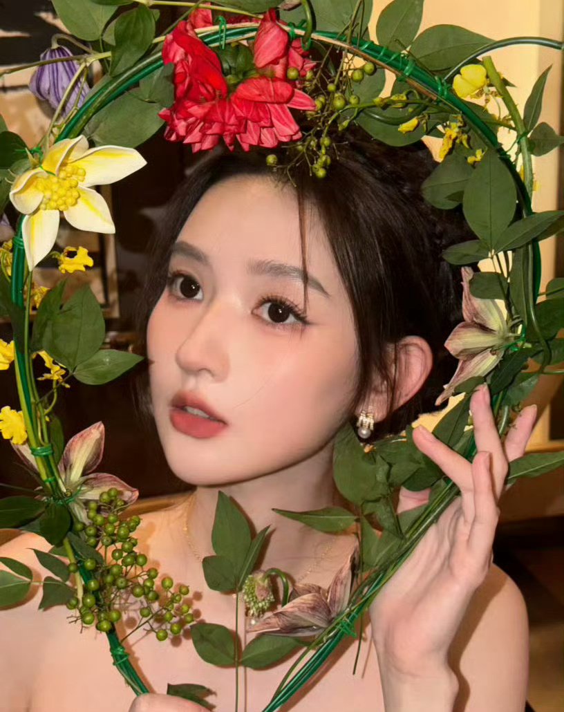 王玉雯七夕给剧组送花，不仅请客喝奶茶，还在小黑板上备注了乞巧节祝福的话
