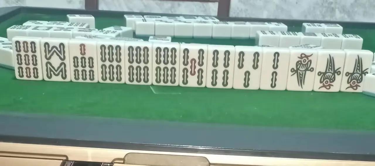 麻将围桌聚，牌局论英雄。