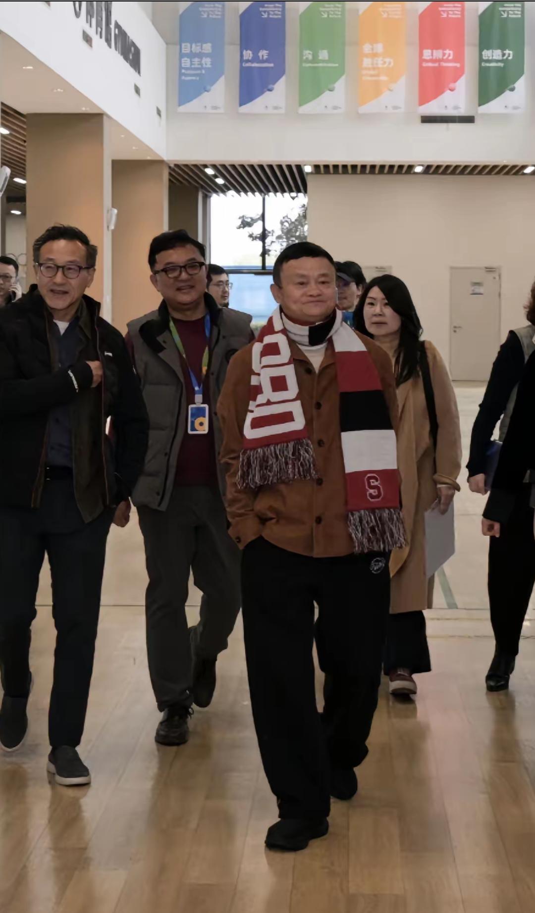 马老板视察工作，系着花纹围巾，卡其色夹棉，双手插兜，眼神坚毅，走着，后面跟着，一