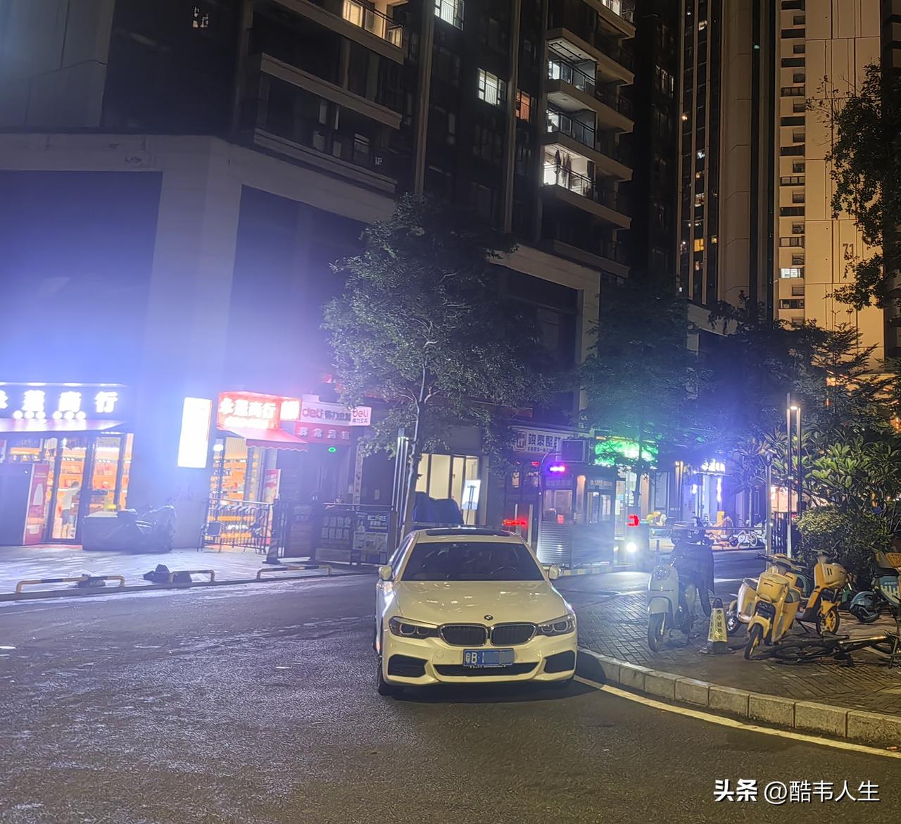 表面光鲜亮丽，实质上却也未必，这是我看到的，也是我猜的。
     小区的出入闸
