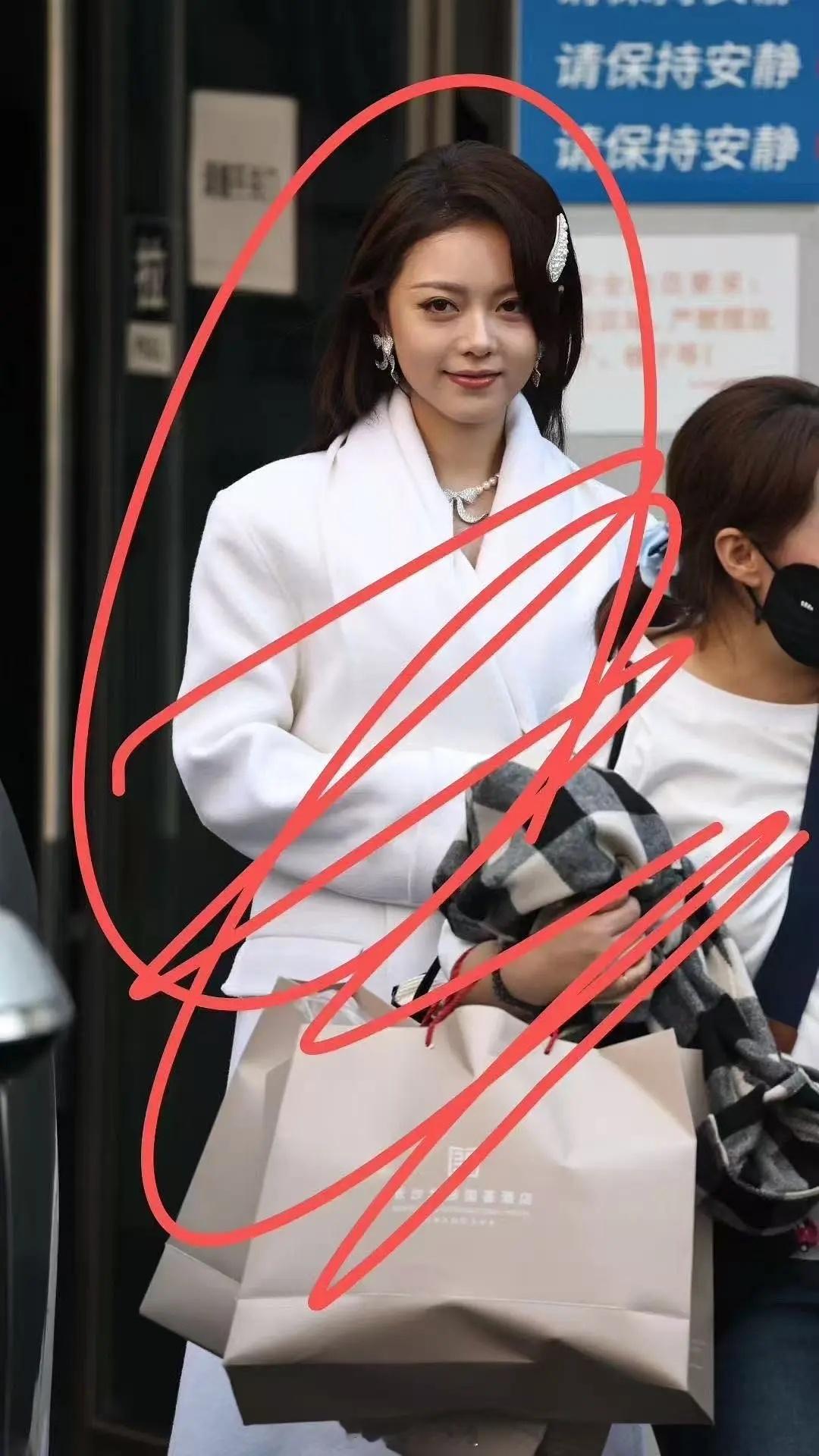 来欣赏一下赵今麦今日份纯生图造型 