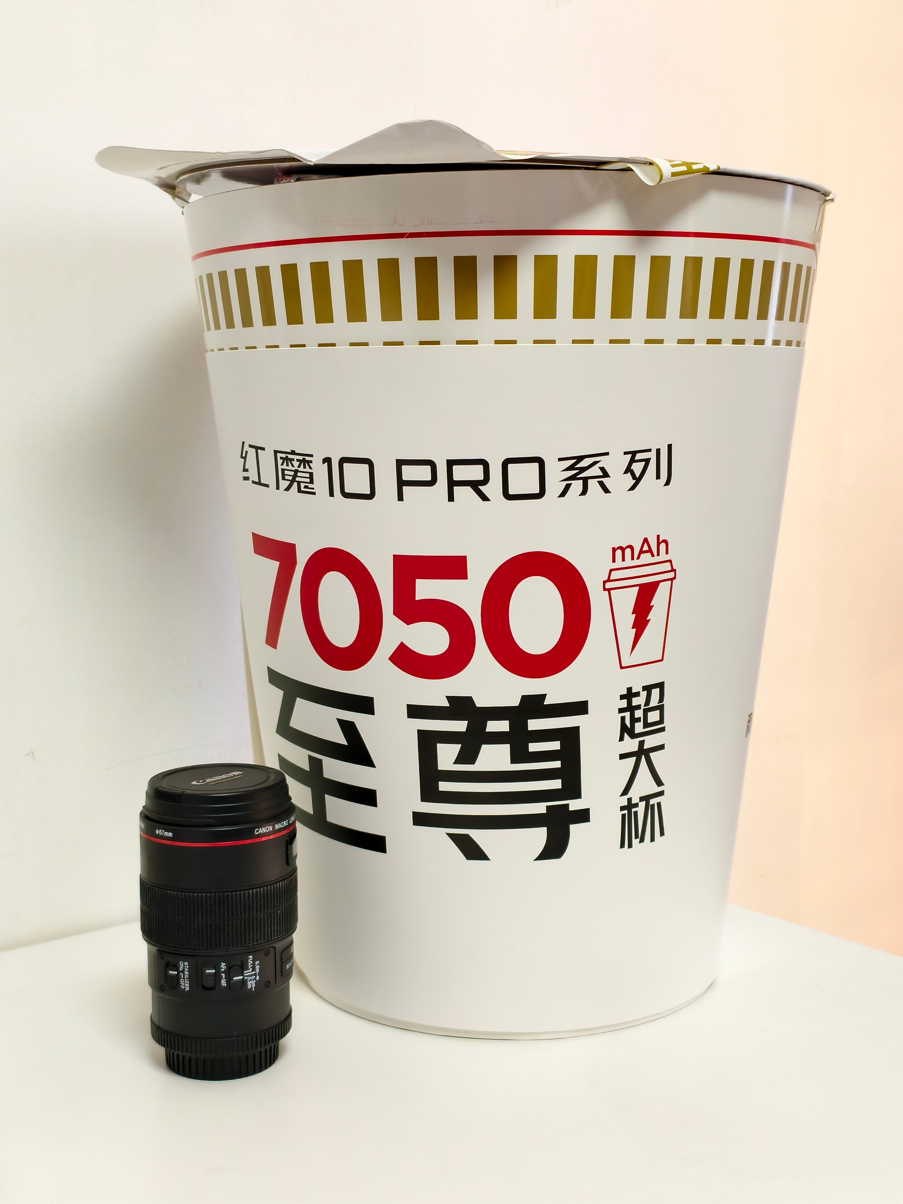 大早上收到红魔的超超超超大杯！小家伙乐坏了，这大杯～还能坐进去[笑哈哈][哈哈]
