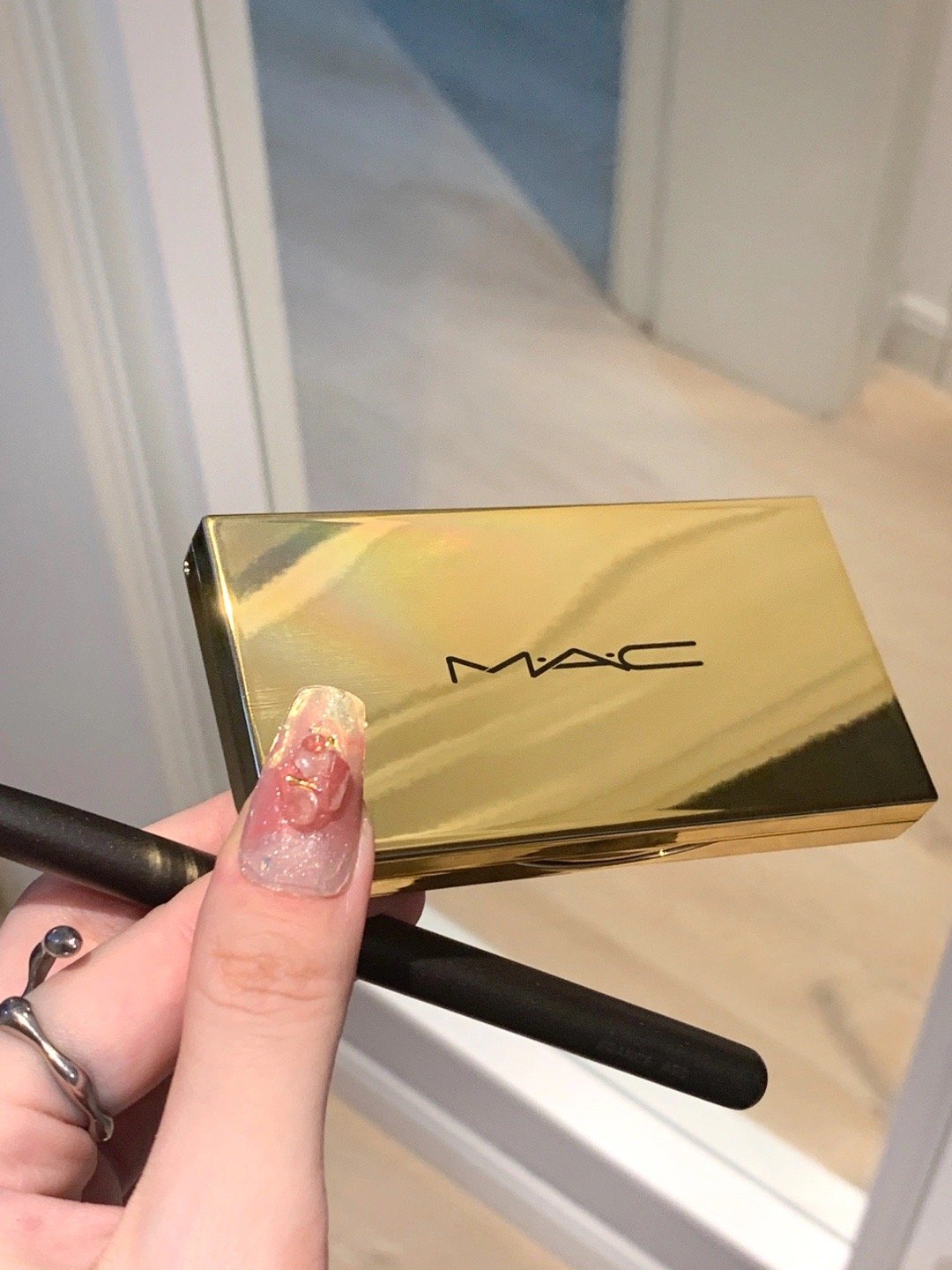 让我爱了又爱的一块 MAC[好爱哦]之前一直碎碎念omega和生姜高光不方便带出