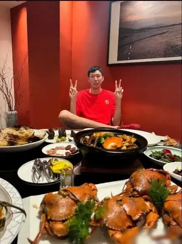 三亚年夜饭太丰盛，缺席训练被纠缠，球迷对周琦还是有些太苛刻


胡明轩的是家常饭