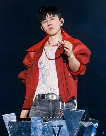 你有没有发现 张杰也才42岁 年纪轻轻，但是他居然已经拥有了这么多国民级代表作品