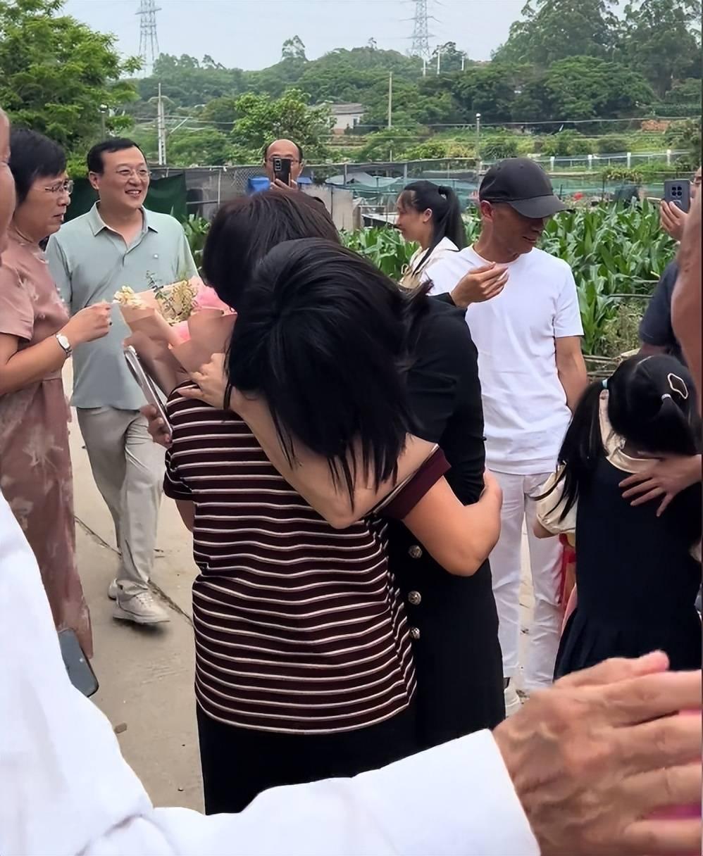 曾经全网感动的瑾汐寻亲事件迎来反转，当初催人泪下的认亲温情彻底破碎，她与温州亲生