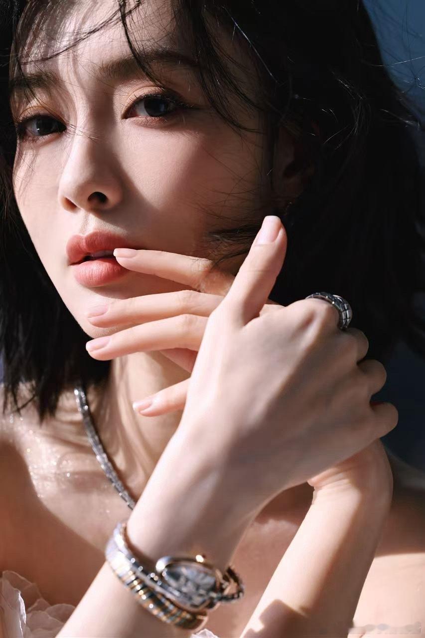 ❏ - 悦凯娱乐 ✘ #孟子义 - ❏ 日光倾斜 🌇 沉静不失优雅 流光溢彩 