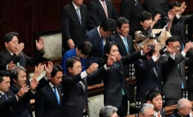 日本想找中国谈！当地时间1月23日，日本央行行长植田和男公开承认：日本经济在一定