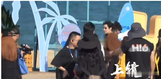 王鹤棣抢到了孟子义的气球花你好星期六你好星期六全员团建路透王鹤棣抢孟子义气球花的