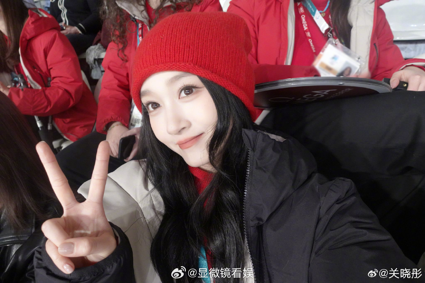 关晓彤现场为短道速滑加油关晓彤在冬奥会看完这场看那场 米兰冬奥会激战正酣，接连现