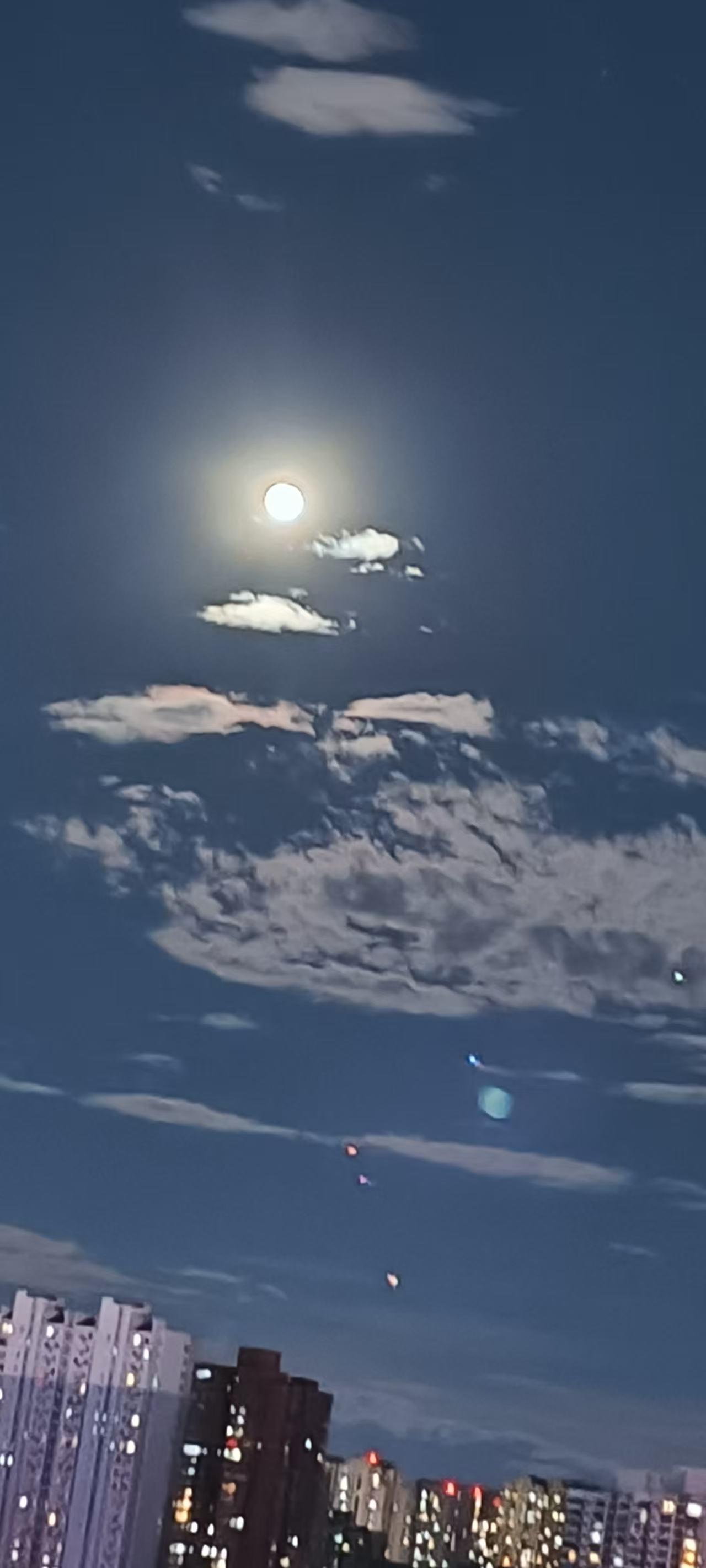 常有人问，夫妻最好的状态是什么。
从法律人的角度来说：
两个人，既是亲密爱人，又