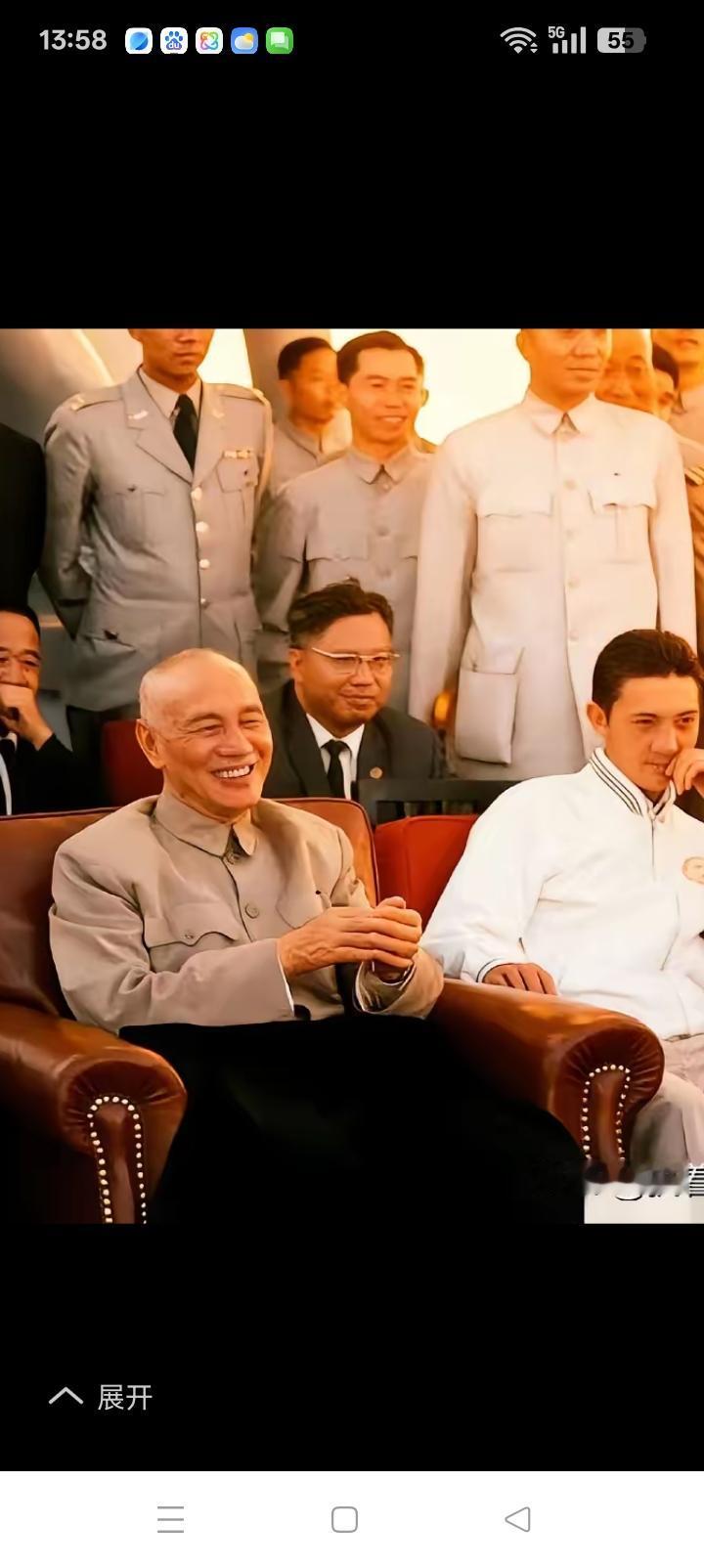 蒋介石晚年留下台湾这个烂摊子，1975年却撒手人寰。
从最初的革命者沦落为偏安的