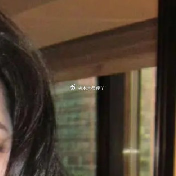 🕶️ 关晓彤酷感自拍黑西装衬得气场全开，大波浪卷发慵懒又精致，指尖捏着墨镜轻咬