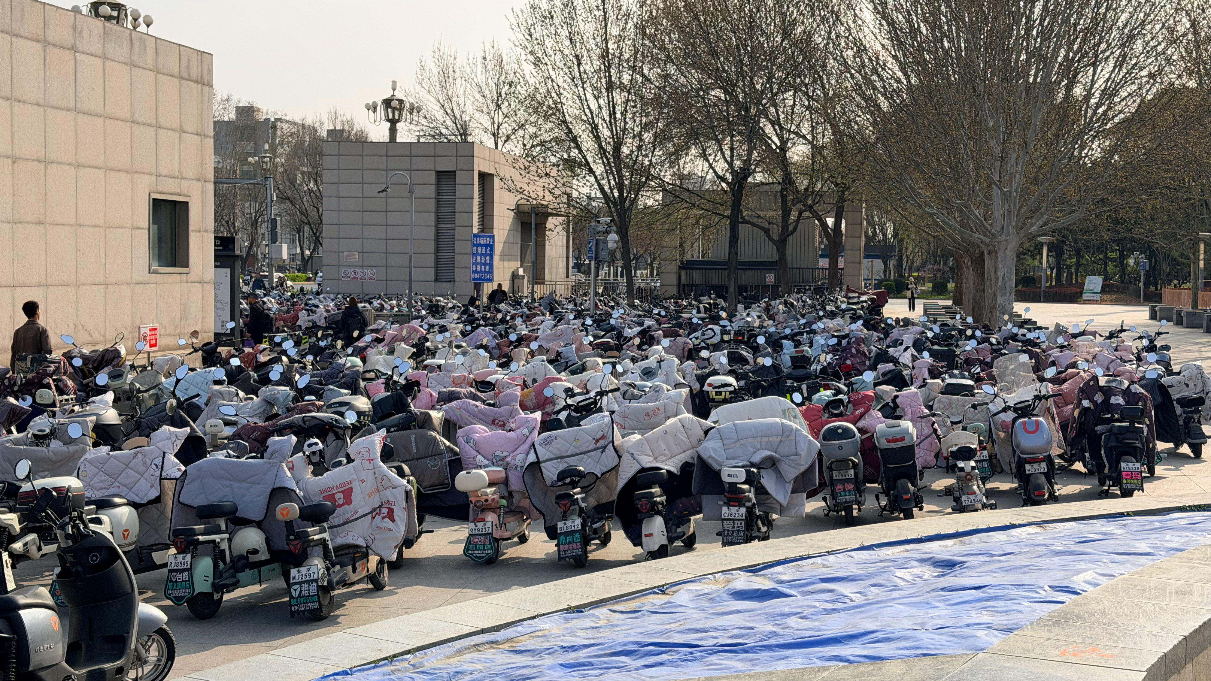 好久没有坐地铁，被这场景震撼到了不能是因为最近油价上涨导致的吧？还是说春天来了大