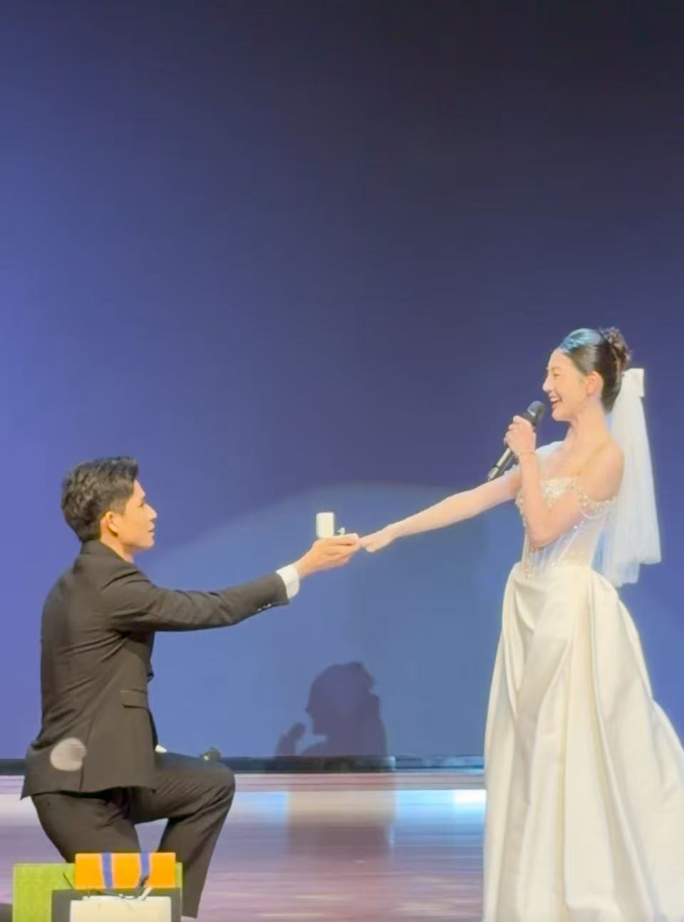 在毕业季晚会上居然被求婚了晚会互动环节灯光一转，藏了很久的男生捧着戒指走到女孩面