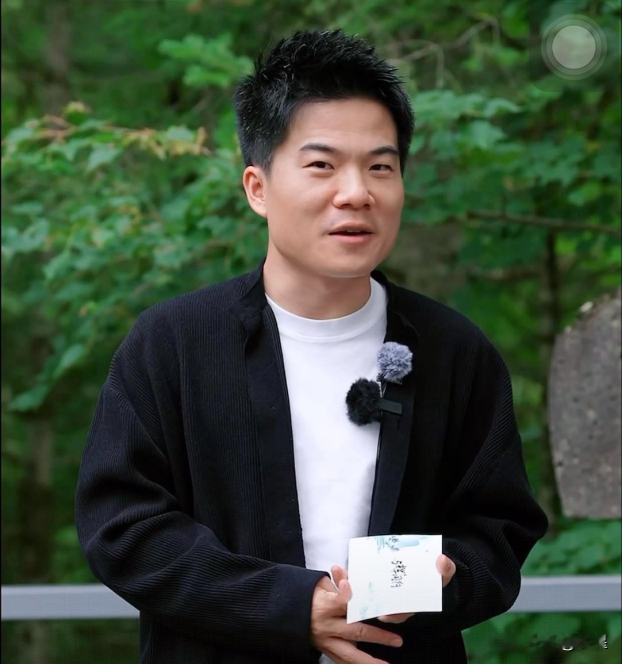 有时候不得不感谢那些黑子
每天拿着放大镜找董宇辉麻烦
让我们在与辉同行买东西越来