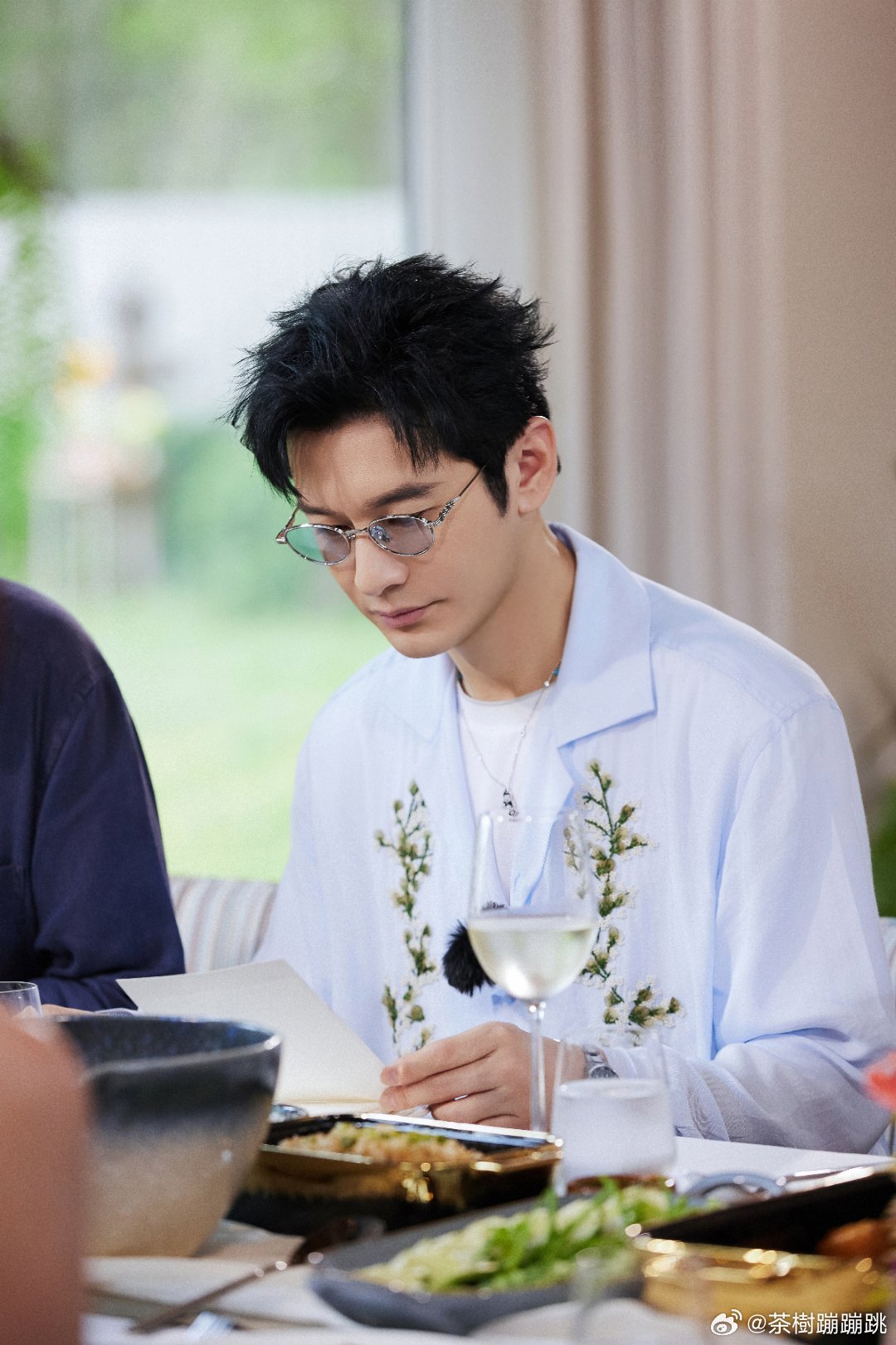 黄晓明回应王俊凯模仿明言明语 看到黄晓明说自己现在要“你们觉得”，真的感觉他成长