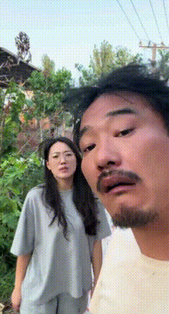 男:就问你服不服？
女:服！我天天服，哪次不服啊，不服能中？
男:……
我谁都不