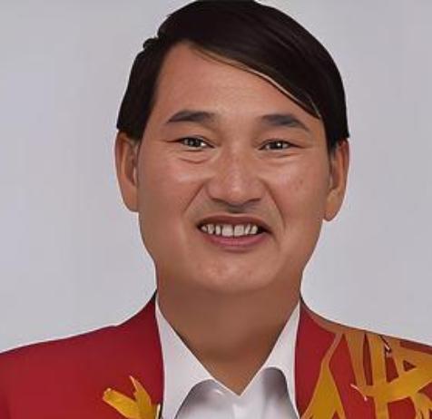 大衣哥重新走红，尤其是在年轻人中受欢迎，看似意外，实则必然。在这个充满“包装”和