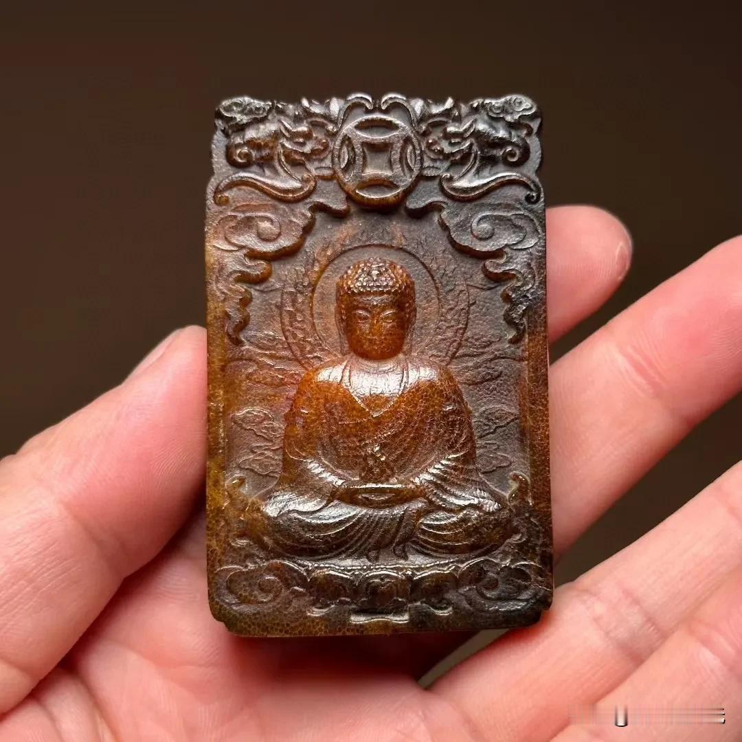 私人收藏的一款老犀角雕阿弥陀佛牌，雕刻精湛古朴，角质颜色如同古书籍记载绽花纹，四