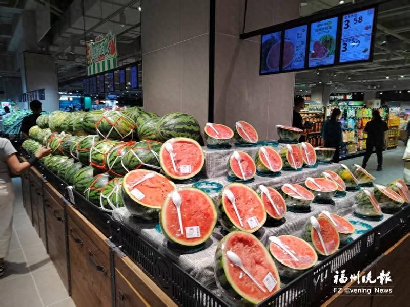 今天农业农村部公布了最新批发价格数据，西瓜批发价跌了4.9%，跌幅排全市场第一。