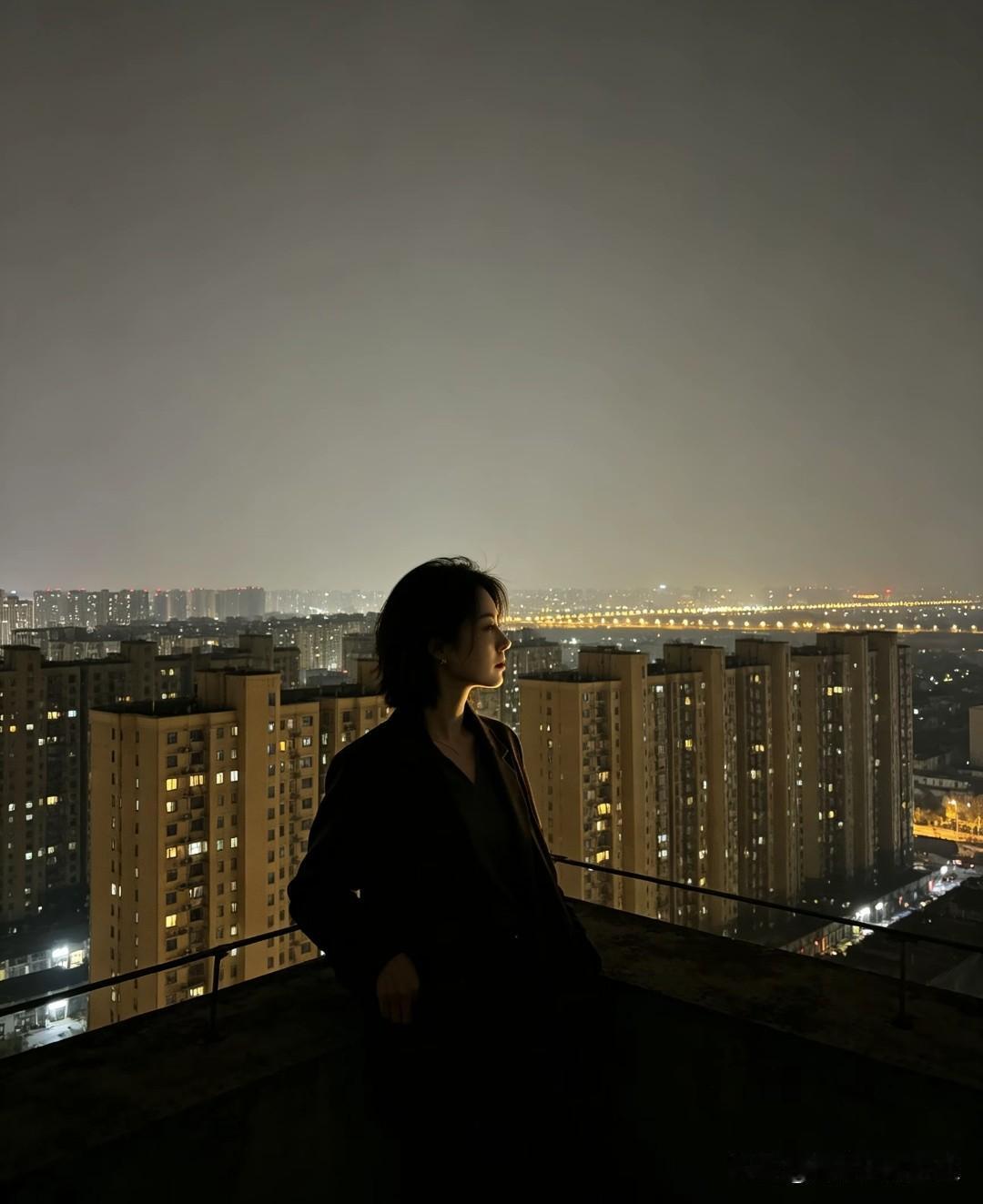 苏芩曾写下一段引人深思的话：
“人性就是这样，自卑才炫耀，缺爱才花心。你的招摇，