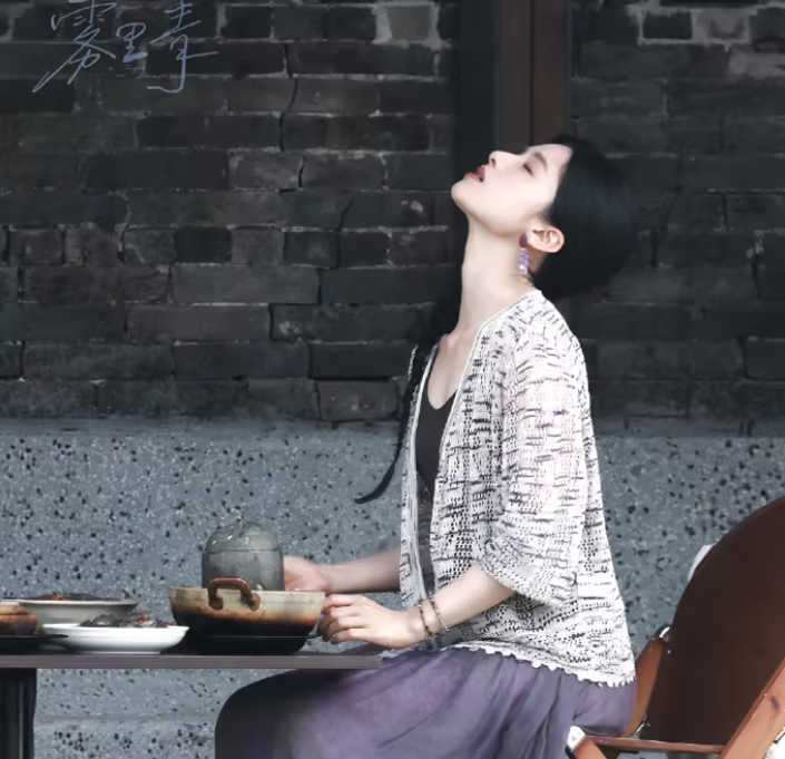 张婧仪雾里青拍摄路透 这校服照美出电影感 