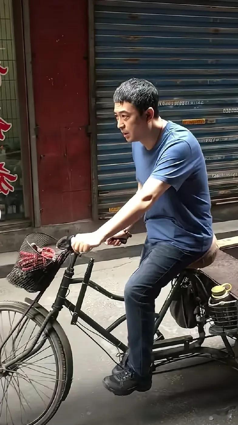 亮眼的不止演员他，还有一个车篓，那个年代的三轮车还有车篓子[奸笑][给力]