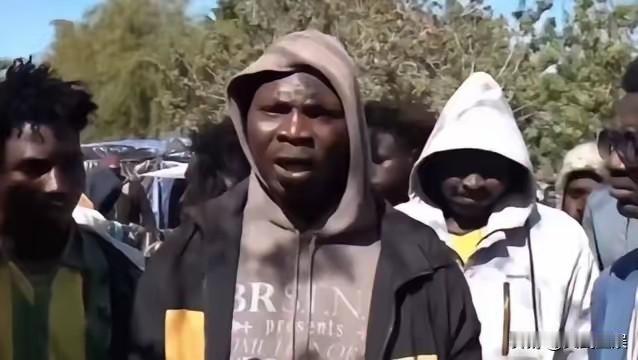 这位移民英国的非洲大哥大很耿直。
​面对镜头，他直接说道：我要钱，我要免费的房子