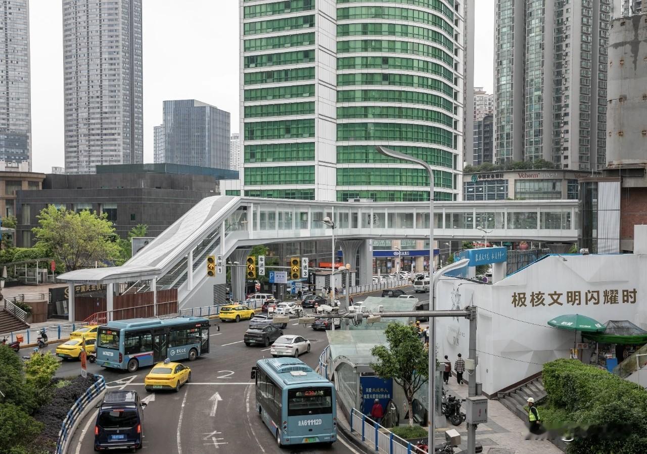 两江新区观音桥商圈规划的空中连廊已基本完成首开段建设，目前已开启二阶段施工。连廊