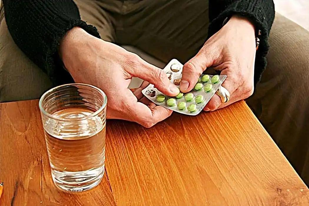 在医院工作多年，分享一些常用药品使用“小技巧”。
1.栓剂。食指套上保护套轻轻推