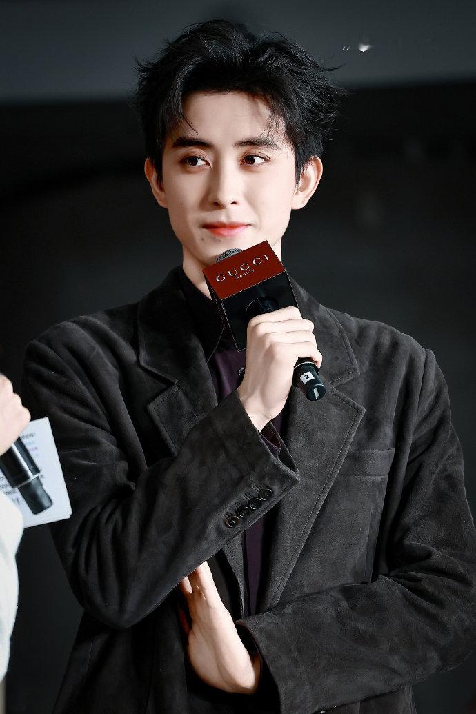 敖瑞鹏真的被岑森腌入味了 敖瑞鹏棕色西装霸总味敖瑞鹏棕色西装霸总味，敖瑞鹏真的被