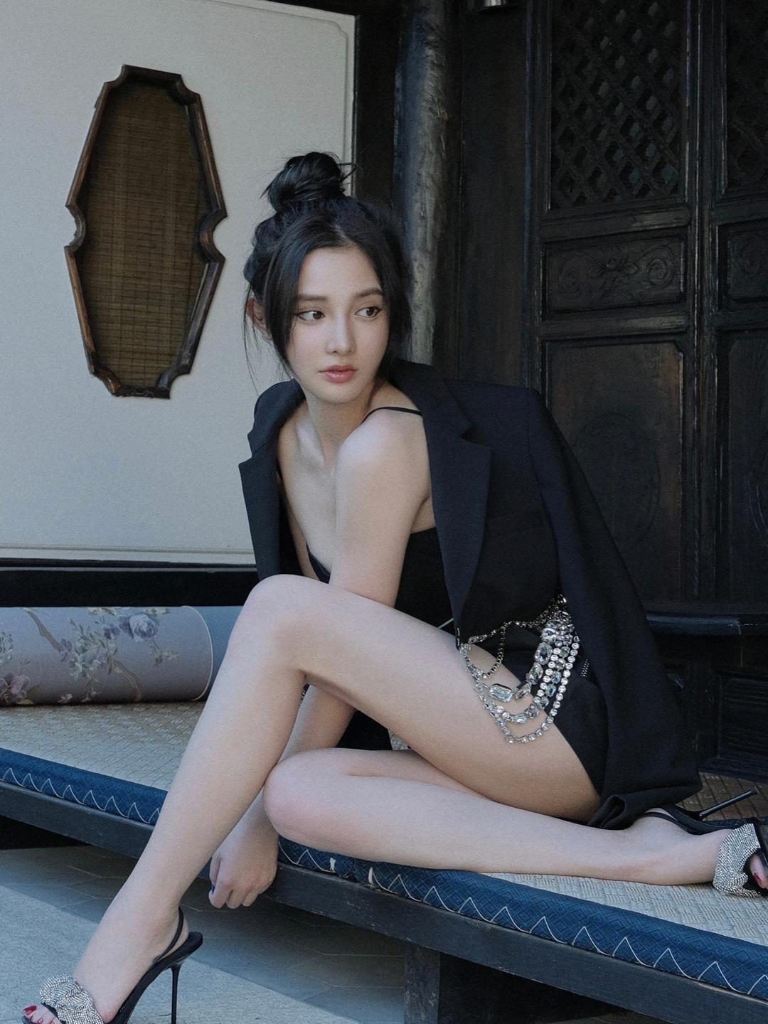 彭小苒，高跟美腿妆造美丽诱人[送自己一朵花][送自己一朵花][赞][赞]娱乐 美