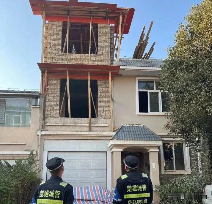 像这样私改乱建整齐划小区的行为，应该重罚并拆除，一看这就是私改乱建，这下引来城管