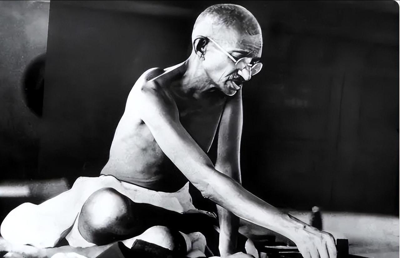 1900年，甘地尝试第一次禁欲失败后，在6年宣布第二次禁欲，此时他是36岁，禁欲