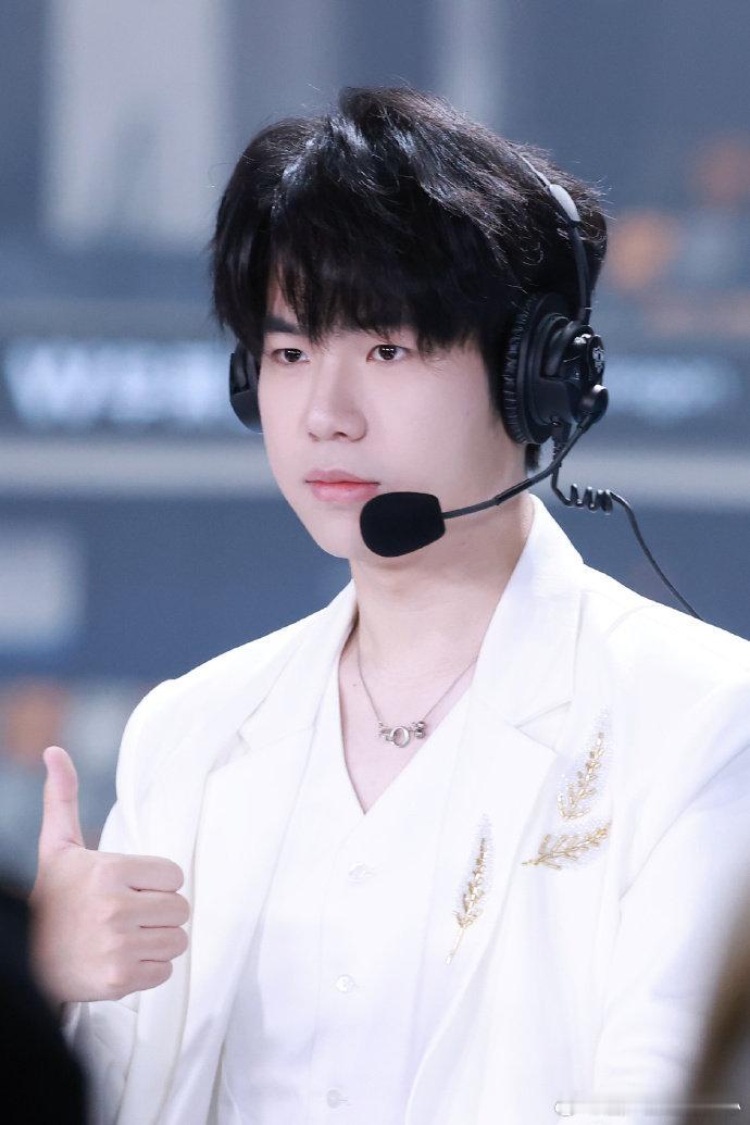 花海决不缺席总决赛看到花海现身评论席瞬间安心，一路陪伴走来，每一届都有他身影。 