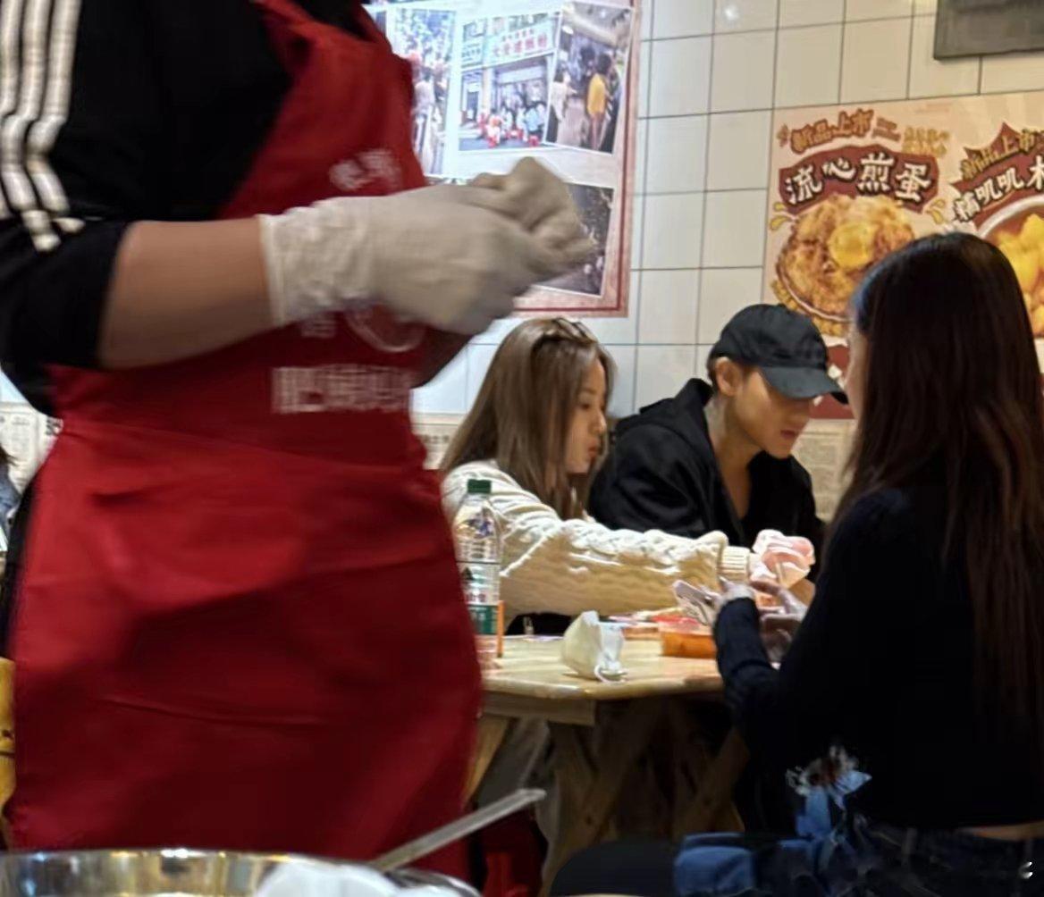 黄子韬和老婆徐艺洋现身杭州一家餐馆吃螺蛳粉，夫妻俩坐在一起，全程有说有笑，徐艺洋